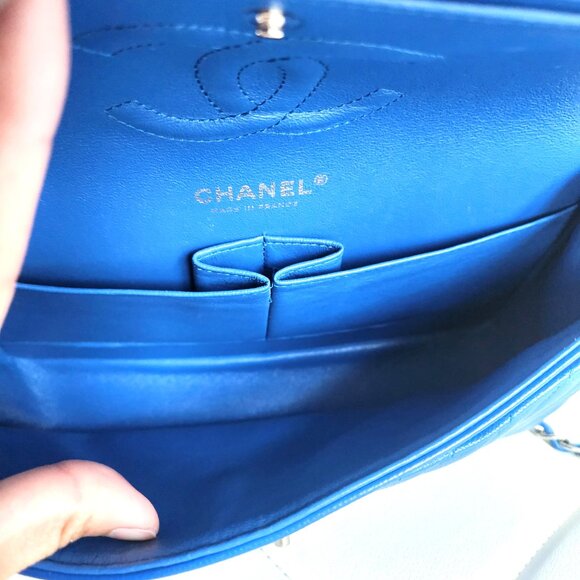 Chanel Chevron Classic Flap Medium - Picture 8 of 11